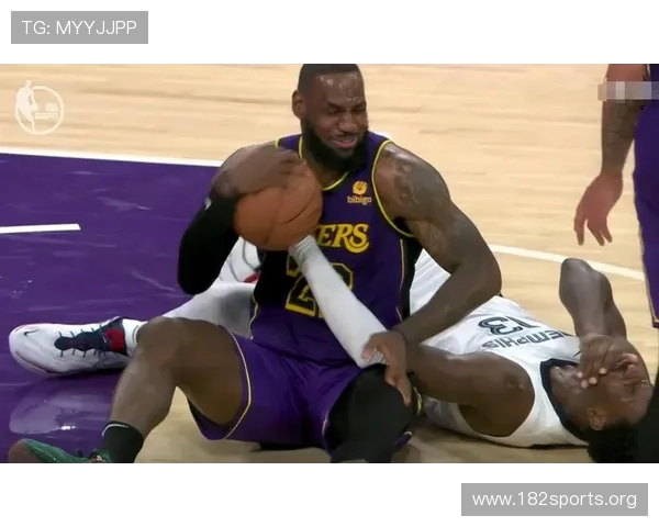 詹姆斯父子赛前花式上篮表演展现默契与技艺让人惊叹